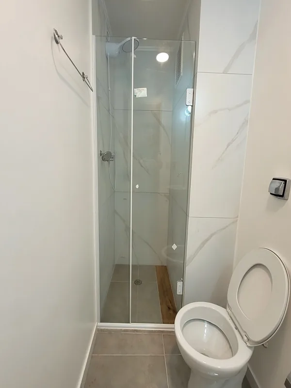 Box de vidro de abrir instalado em banheiro residencial em Alvorada RS