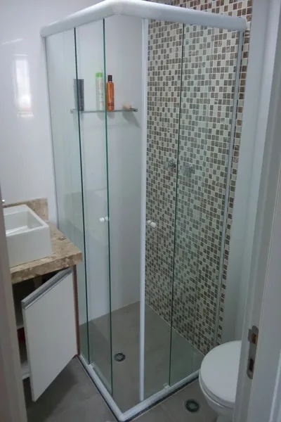 Box para banheiro de canto instalado em novo condomínio em Guaíba