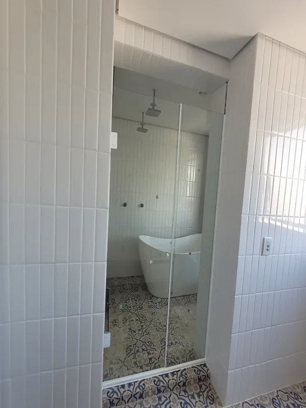Instalação de box padrão de vidro temperado em apartamento em Gravataí