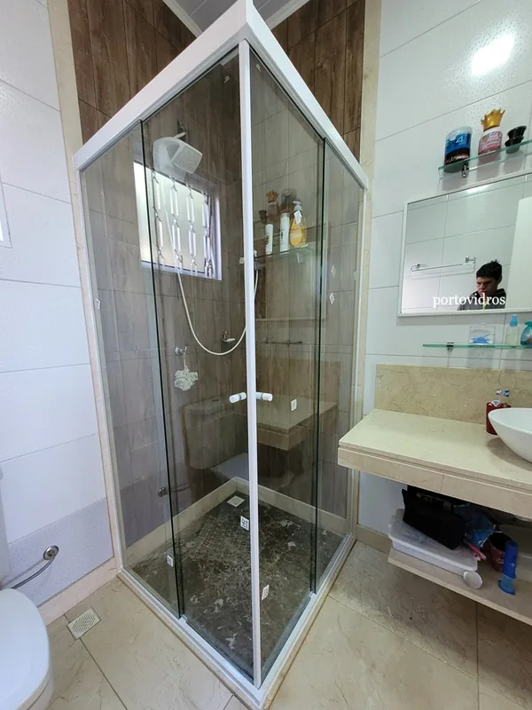 box de banheiro vendido e entregue pela vidraçaria Portovidros com vidros temperados em Viamão RS