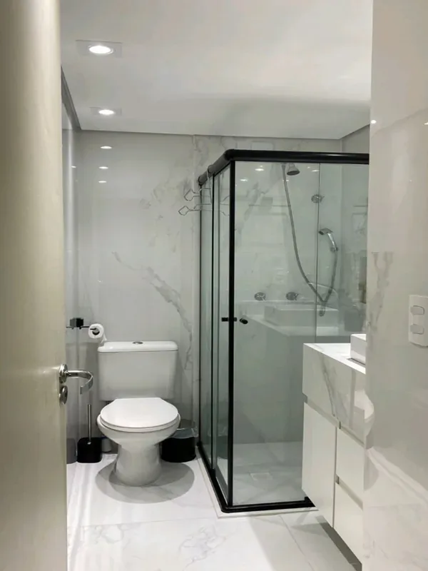 Box de canto com perfil preto instalado em banheiro moderno em Cachoeirinha RS
