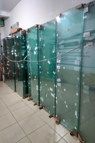 Equipe da Portovidros prepara instalação de box de vidro para banheiro em Guaíba RS