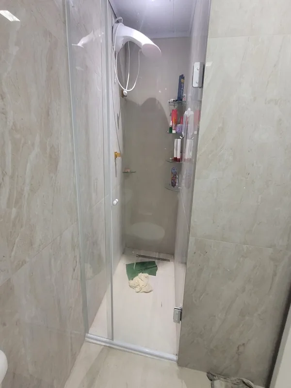 Box de abrir incolor com acabamento fosco elegante instalado em Canoas RS