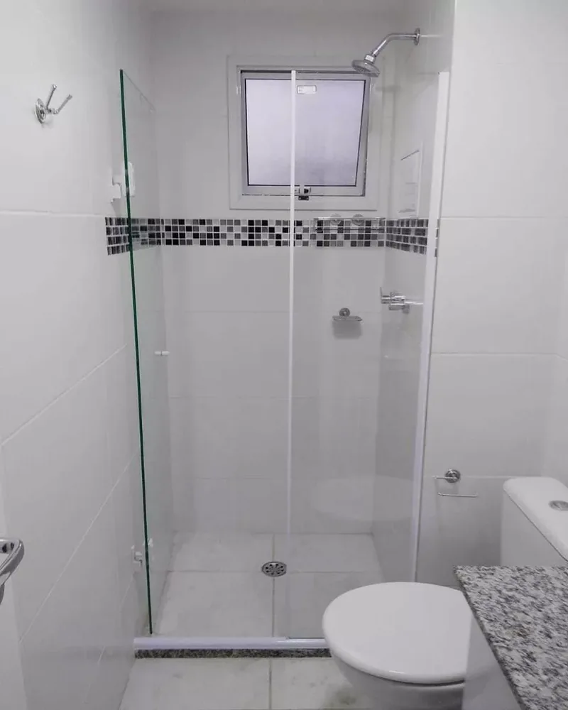 Box incolor de abrir com acabamento clássico e leve