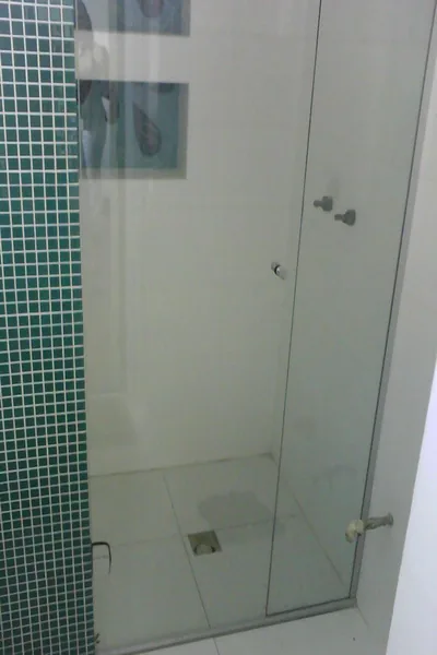 Serviço de vidraçaria e acabamento de alta qualidade box porta de abrir em Guaíba