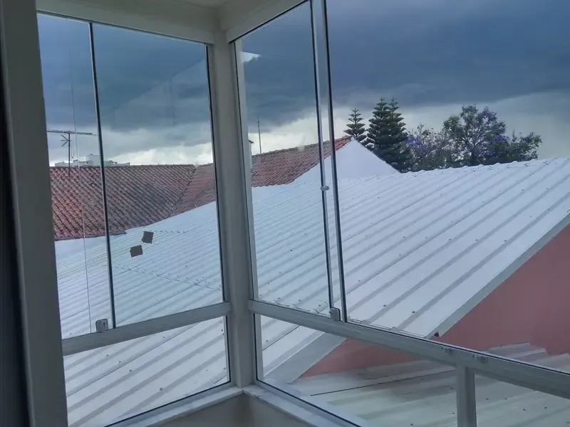 Fachada e sacadas em vidro temperado com estrutura em alumínio