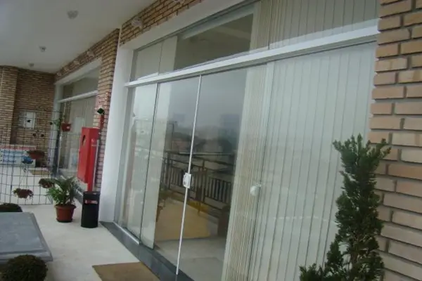 Porta de vidro temperado de correr para ambiente interno moderno