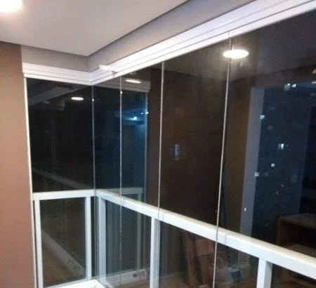 Fachada e sacadas em vidro temperado instaladas em edificação comercial no centro de Porto Alegre