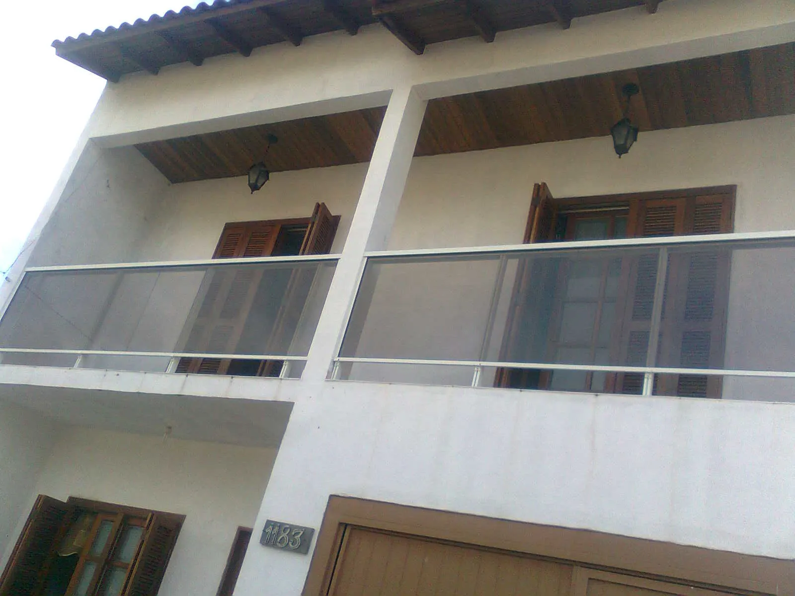 Guarda-corpo de vidro temperado em residência - Segurança e design contemporâneo