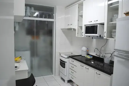 Divisória de cozinha em vidro instalada em ambiente integrado em Porto Alegre
