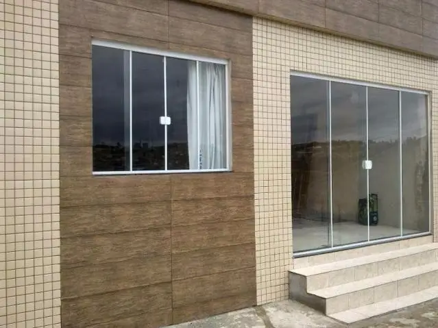 Sacada envidraçada moderna com vidro temperado em Porto Alegre