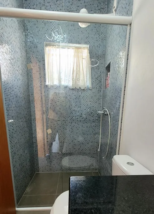 Box de vidro instalado em banheiro moderno na Zona Norte de Porto Alegre
